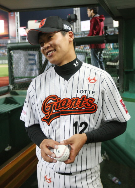 김민하선수 프로통산 첫안타 기념볼을 들고